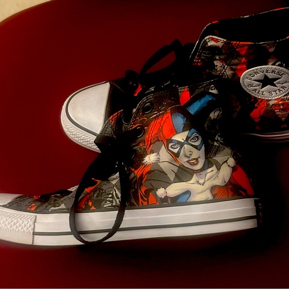 Size 7.5 Harley Quinn DC comic Converse 2016 release. Rare find. - Picture 2 of 2